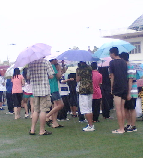 9月3日上午，赣州三中南区举行开学典礼时下起了大雨，学校仍让学生打伞继续站在田径场上听发言，许多学生被雨淋湿了。很多人觉得，这与曾被曝光的“学生雨中表演领导伞下看”一样，有失人性化。