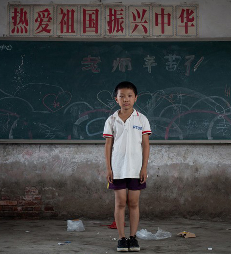 8月26日，北京朝阳区金盏乡马各庄村的实验学校，是一所农民工子弟学校，被勒令关停。站在母校的徐尚辰，11岁，实验学校三年一班学生，任班长、小组长、语文课代表。黑龙江人。喜欢运动，打乒乓球，跑步。他的梦想是当兵，还想要一辆汽车。9月初，在崔永元等知名人士挽留下，学校艰难开学。