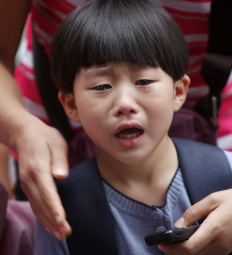 9月1日，河南洛阳市实验小学，新生开学第一天。中午放学：“妈妈，你怎么还没有来接我啊？”
