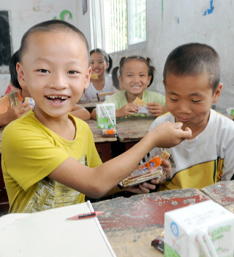 9月3日，新学年伊始，宁都县赖村镇中心小学的孩子们开心地吃着营养餐。该县300余所学校的9万多名中小学生都吃上了包括牛奶、鸡蛋、面包、火腿肠等在内的“营养餐”。这是国家启动实施农村义务教育学生营养改善计划的一部分。